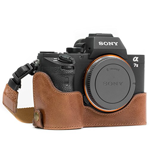 Realizzata su misura - la custodia metà copertura in vera pelle con Accesso alla Batteria è appositamente realizzata con pelle di alta qualità per fotocamere Sony Alpha A7S II, A7R II, A7 II