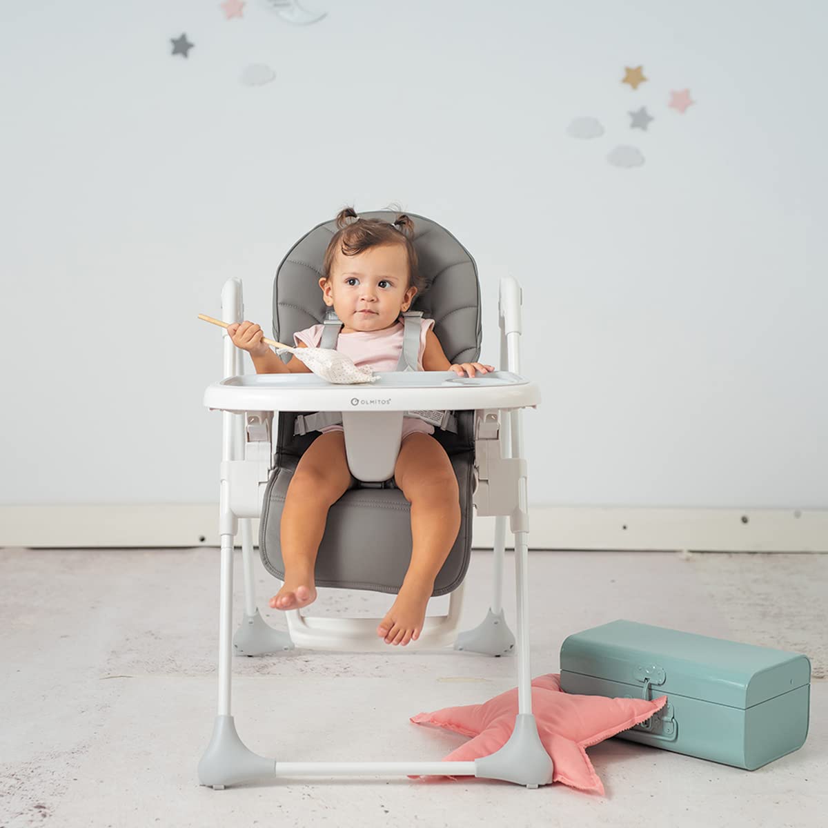 Olmitos – Trona bebe ligera multi posiciones – Asiento regulable con bandeja extraíble – Incluye ruedas y fácil plegado – Asiento acolchado y cómodo con textil anti manchas (CHARCOAL)