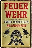WOGEKA ART Retro Blechschild - Feuerwehr - Andere rennen raus, wir rein - witziger Spruch als Geschenk-Idee zum Geburtstag Weihnachten zur Dekoration 20x30 cm Vintage-Design aus Metall 1573