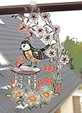 Beidseitig sichtbares Vogelmotiv verarbeitet zu einem hinreisenden Spitzenbild in sommerlicher Optik und wertiger Qualität. Die Scheibendekoration ist von eleganter Farbstellung und mit liebevollen Details versehen. Das Motiv ist beidseitig sichtbar, so dass Sie es von Drinnen und Draußen betrachten können. Gratis erhalten Sie einen kleinen transparenten Saugnapf mit dem Sie das Bild am Fenster oder anderen glatten Flächen befestigen können