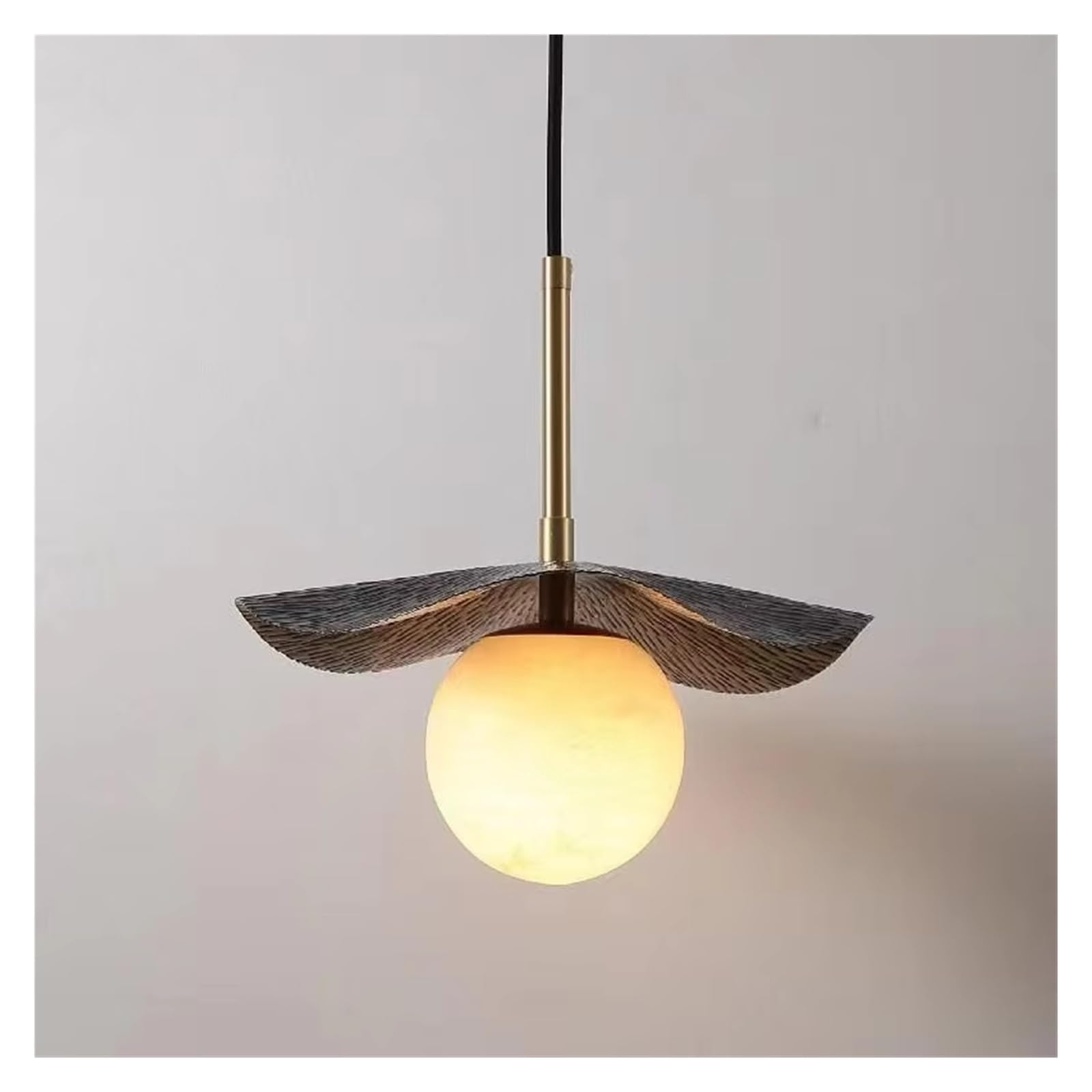 Lustre en cuivre avec boule en marbre pour éclairer votre cuisine