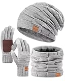 ● Einheitsgröße für die Meisten●: Das warme 3-in-1-Winterset passt für Kopfumfänge von 21,2 bis 23,2 Zoll. Die lockere Mütze misst 10,9 * 9,8 Zoll, das Halstuch 8,2 * 9,8 Zoll und die Touchscre-Handschuhe 9,4 * 3,9 Zoll. Dank des dehnbaren Stoffes ist das Set für die meisten Erwachsenen geeignet und bietet umfassenden Schutz vor Kälte, Wind und Schnee.