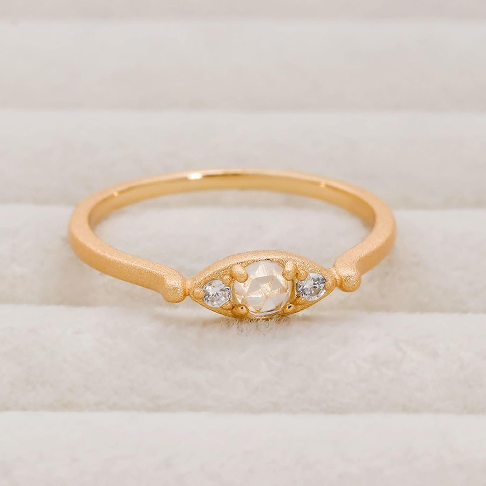 Anillo de boda de oro amarillo mate de 9 quilates, 14 quilates y 18 quilates con cristal redondo y moissanita