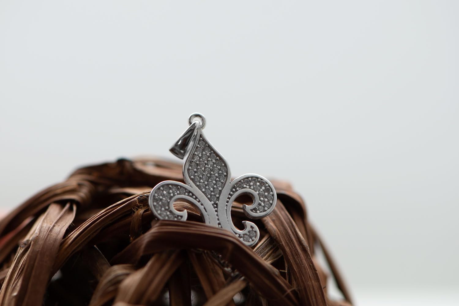 Pendentif Argent Fleur de Lys et Oxyde de Zirconium Blanc - Symbole Reine Française - Symbole Médiéval - Chaîne Cadeau Incluse -