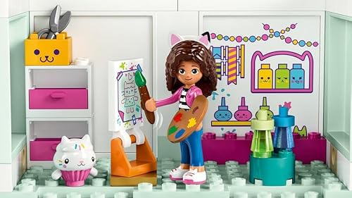 LEGO Gabby's Dollhouse - Casa delle Bambole Giocattolo a 4 Piani con i Personaggi di Gabby, Pandy Panda, Dolcetto e Siregatta e Accessori - Regalo di Compleanno per Bambine da 4 Anni in su - 10788 - Immagine 1