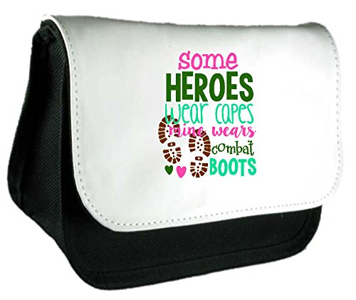 Alcuni Heroes Wear Capes mine indossa stivali da