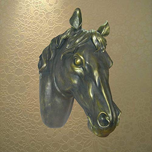 Le mystérieux bar est décoré sur le mur avec cette tête de cheval rétro