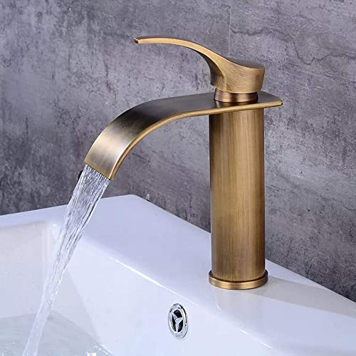 Robinet de lavabo antique pour une salle de bains rétro à l'ambiance maison de campagne