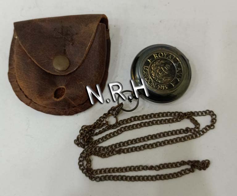 Brújula de latón grabada con cadena y estuche de cuero miniatura 3