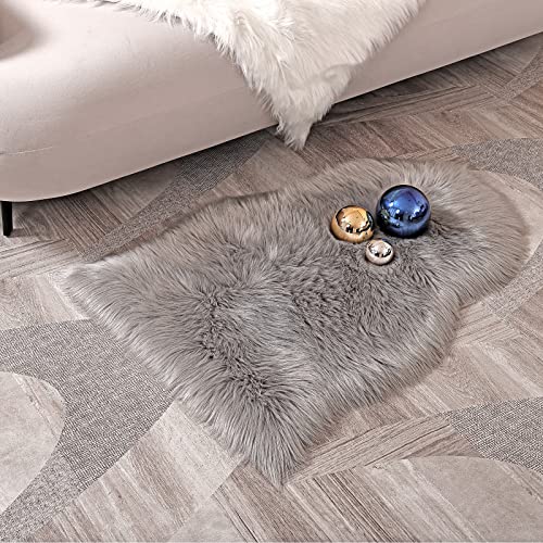 YIHAIC Peau de Mouton synthétique,Antidérapant Laine Tapis en Fourrure synthétique,Fluffy Longhair Décoratif Coussin de Chaise Canapé Carpette Moelleuse pour Chambre à Coucher Salon(Gris, 60 x 90cm) Cover