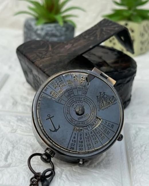 Brújula náutica de latón con calendario - Estilo vintage con reloj de sol de bolsillo y grabado de barco - Colección marítima clásica con estuche de cuero miniatura 2