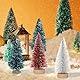 BXYIIGRU 41 Stück Mini Weihnachtsbaum Künstlicher Klein Tannenbaum Grün Rot Miniatur Weihnachts Baum mit Schneeeffekt Christbaum Holzsockel für Tischdeko, Schaufenster, DIY(4.5/6.5/8.5cm)