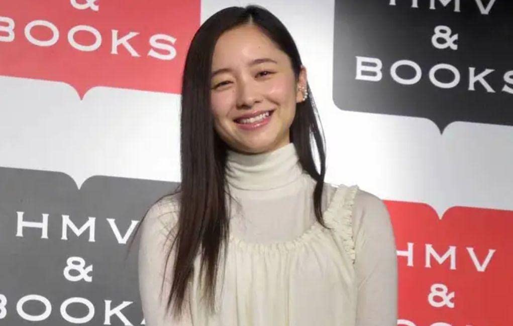 堀田真由カレンダー　サイン入り 堀田真由2022-2023 直筆サイン入りカレンダー - メルカリ