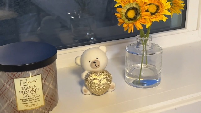 Figura decorativa de oso cerámico con corazón dorado miniatura 7