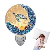 Délice sur le thème de l'océan : cette veilleuse présente divers motifs d'éléments s, tels que des poissons, des coraux, des algues et des étoiles de mer, qui créent un design sur le thème de l'océan plein d'atmosphère océanique.