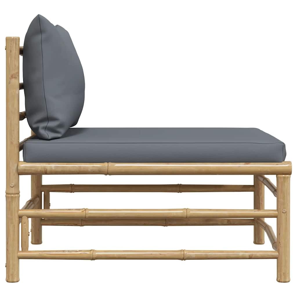 Sofá esquinero de bambú con cojines grises oscuros, asiento modular con acolchado grueso, ligero y fácil de limpiar, ideal para terrazas y patios.