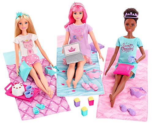 Barbie Princess Adventure coffret Pyjama Party Royale avec poupées Barbie, Daisy et Nikki, sacs de couchage et accessoires, jouet pour enfant, GJB68
