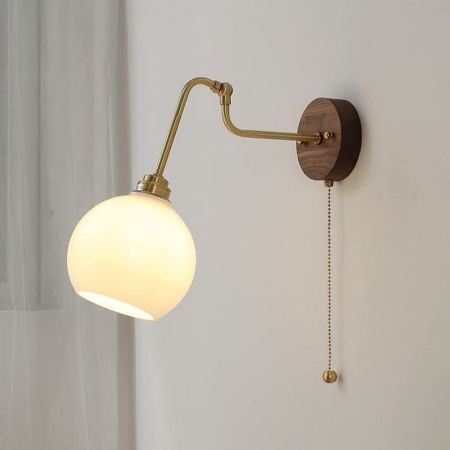 Aplique de pared de latón cepillado de diseño minimalista nórdico con sofisticada tulipa E27
