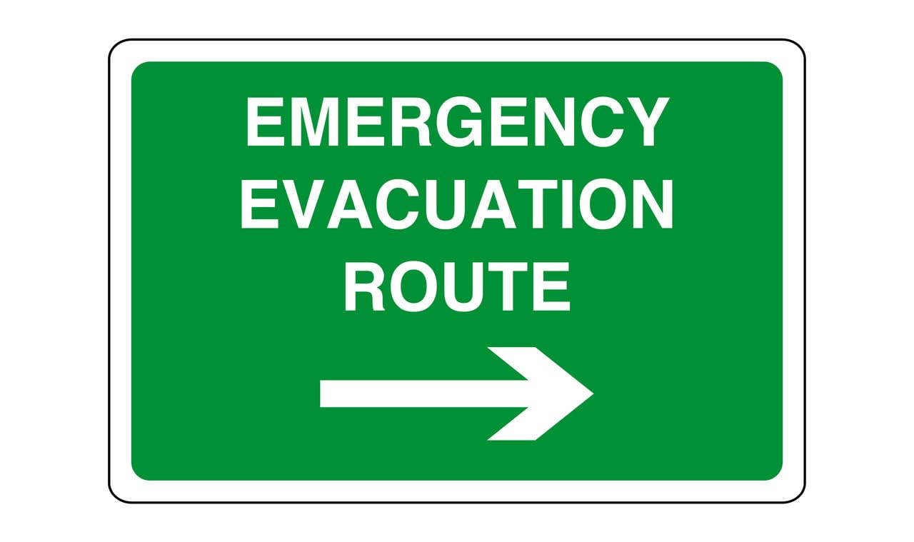 Emergency evacuation route arrow right - safety sign - 1.2mm Rigid plastic for indoor/outdoor usage (400mm x 300mm) Viewing Distance within 14m.