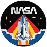 Panneau vintage amusant : avec un design élégant et moderne, cette décoration murale de la NASA capture l'esprit de l'exploration spatiale. Que vous rêviez des étoiles ou que vous célébrez l'ingéniosité humaine, cette pièce inspire la curiosité et l'aventure.