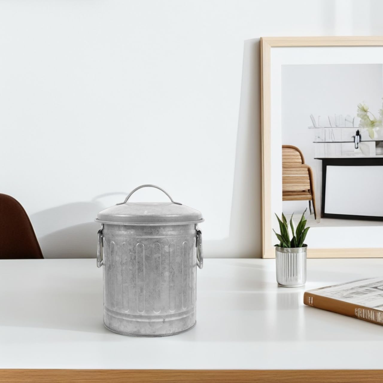 Vintage Iron Desktop Stationery Bucket with Lid Small Trash can Compact Wastebasket for Home Office Bedroom Decorative Rubbish Bin