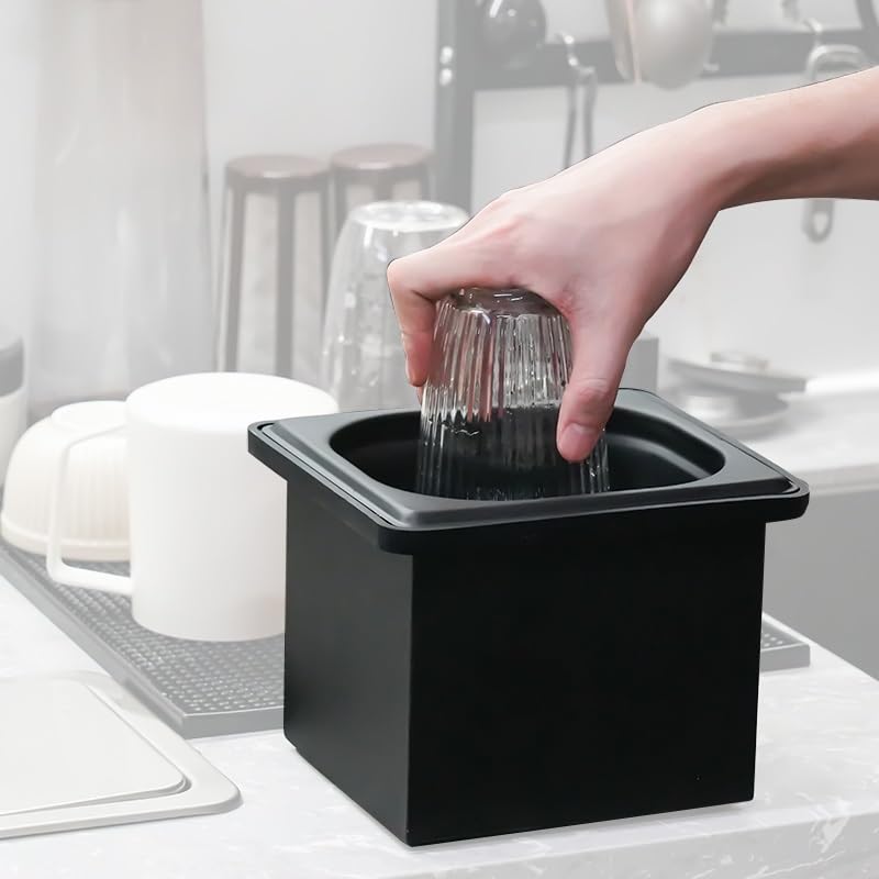 COMPATIBILITÀ VERSATILE: Che tu stia utilizzando brocche tradizionali, brocche per schiumare il latte in acciaio inossidabile o altri utensili da barista, il CMYAOYC Pitcher Rinser si adatta a varie dimensioni e forme. Il suo design versatile soddisfa le diverse esigenze della tua postazione di preparazione del caffè.