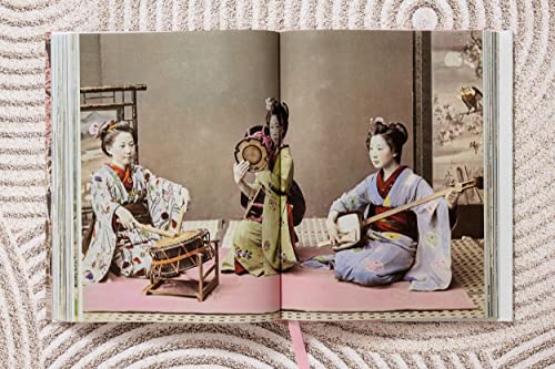 Japan 1900: A Portrait in Color / Ein Portrat in Fabre / Portrait En Couleurs