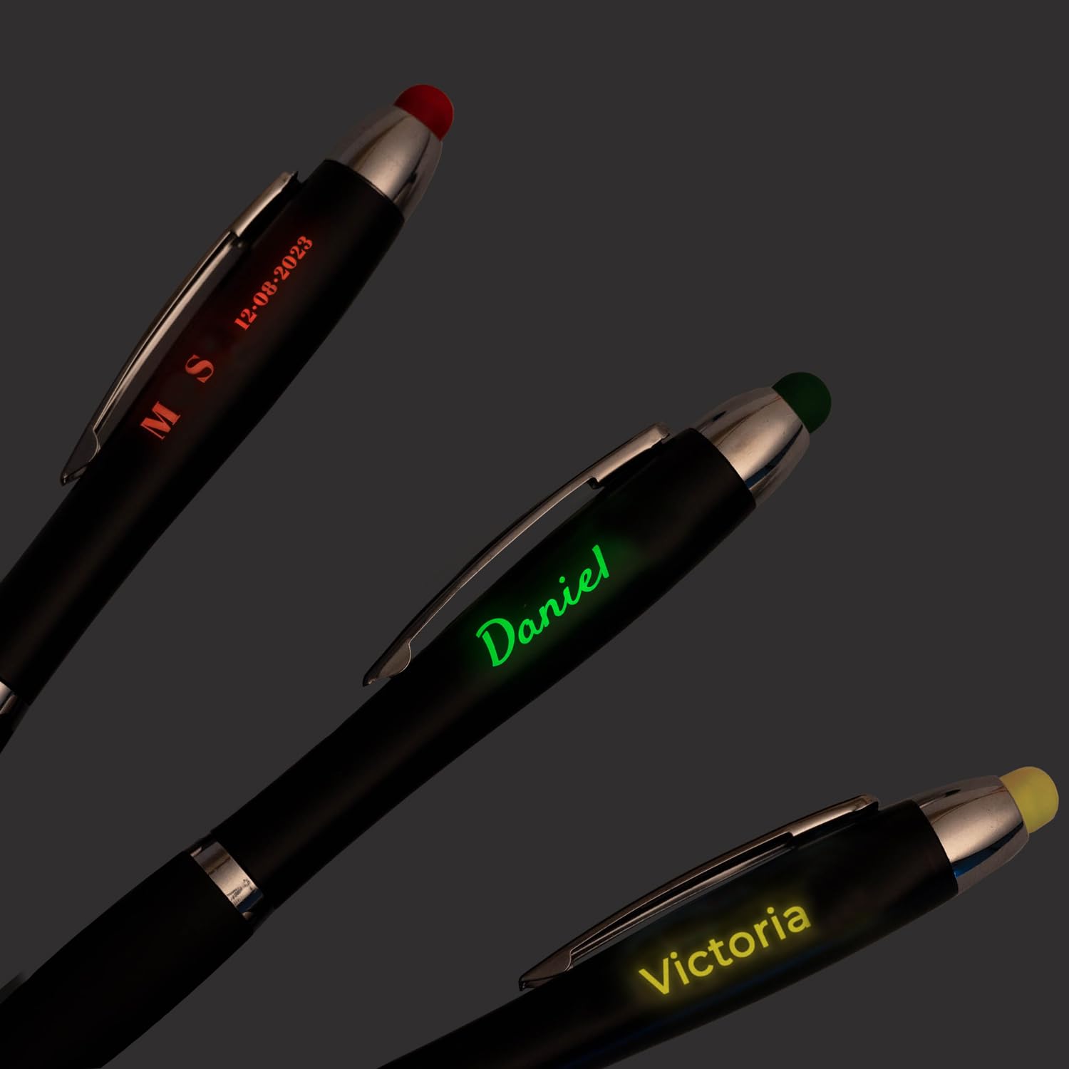 Wanapix| Penna Led Personalizzata con Nome/Testo | 1 Lato | con Luce Led | Inchiostro Blu | Pila a Bottone (inclusa) | Luce - Gialla
