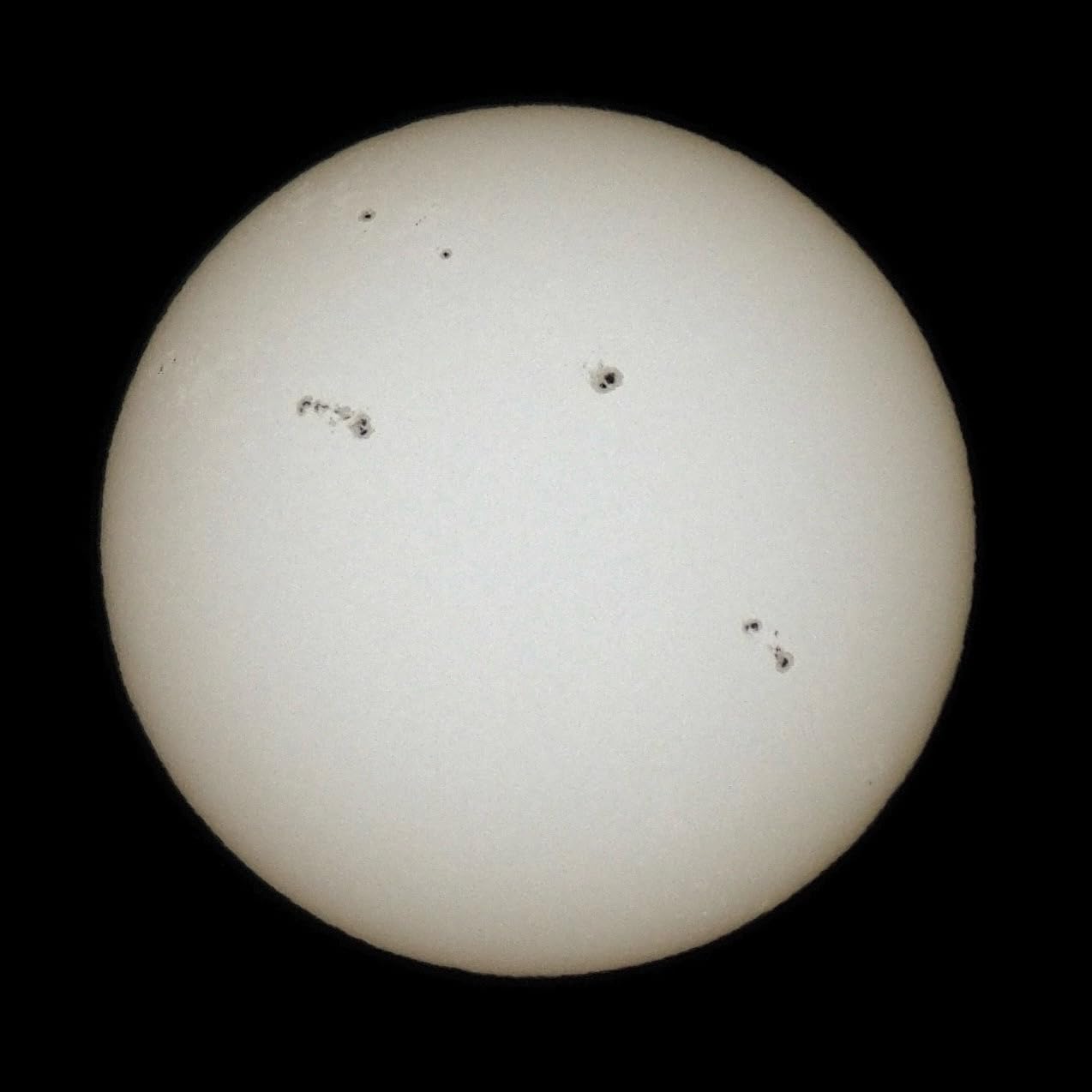 Farbneutral und sehr scharf.