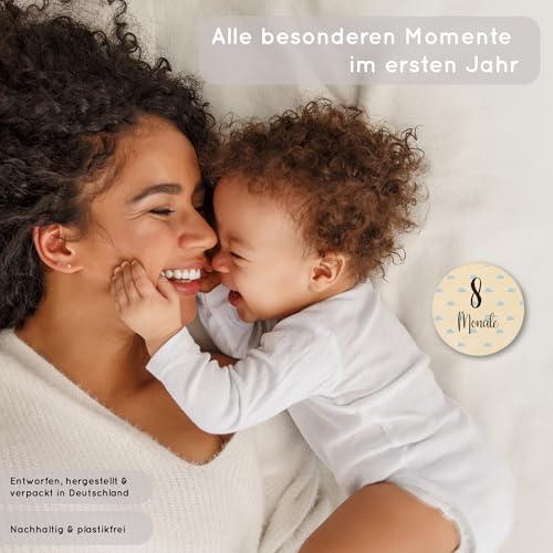 Baby Meilensteinkarten aus Holz – 12 runde, beidseitig bedruckte Karten (insgesamt 24 Motive) – Qualität & Design aus Deutschland – Monatskarten 1–12 + besondere Momente – Geschenk zur Geburt (Safari)