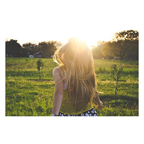 Poster Fille aux Cheveux Blonds et Soleil Couchant Esprit Évasion