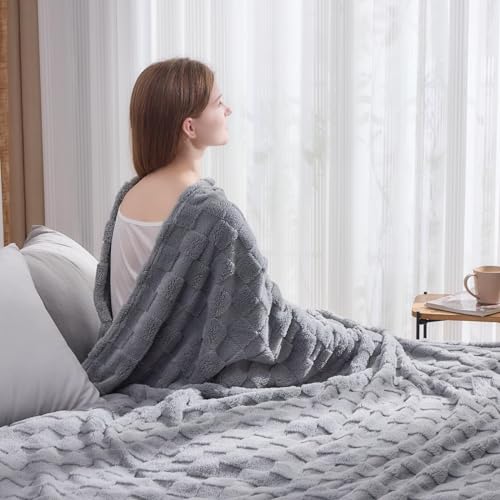 NEWCOSPLAY Super Soft King Blanket Grey Premium Silky Flannel Fleece 3D Checkered Lightweight Bed Blanket All Season Use (Grey Checkered, King(90"x110"))
