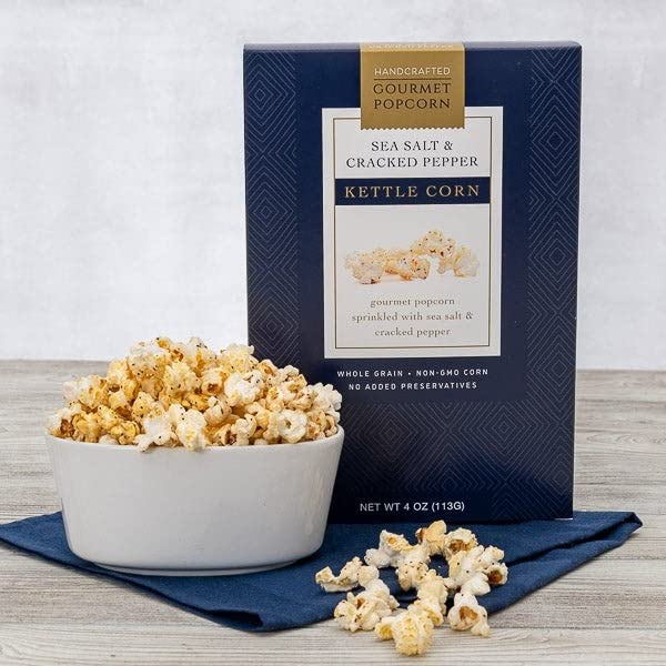 Vista 4 de Cesta de regalo clásica para aperitivos y chocolates, regalo de comida gourmet por GourmetGiftBaskets.com