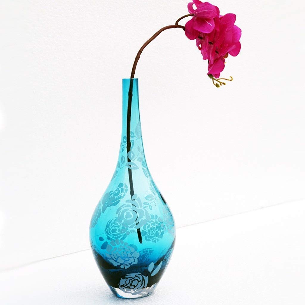 Vase en vitrail pour fleurs séchées créant une ambiance de bureau poétique