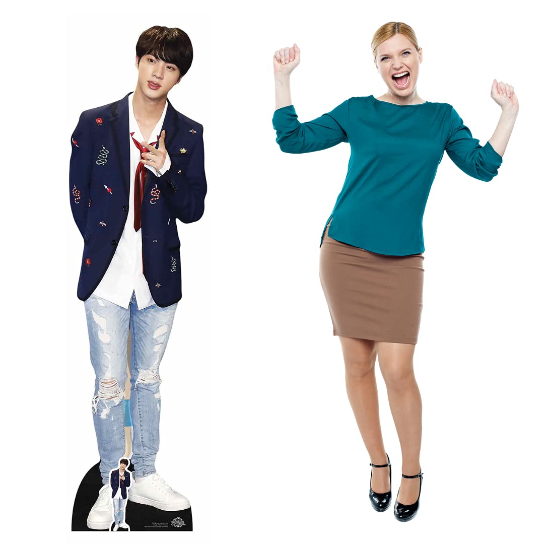 Sagoma Cartone Kim Seok Jin BTS - Ritaglio Grandezza Naturale Con Cravatta Rossa, CS748 - Foto 5