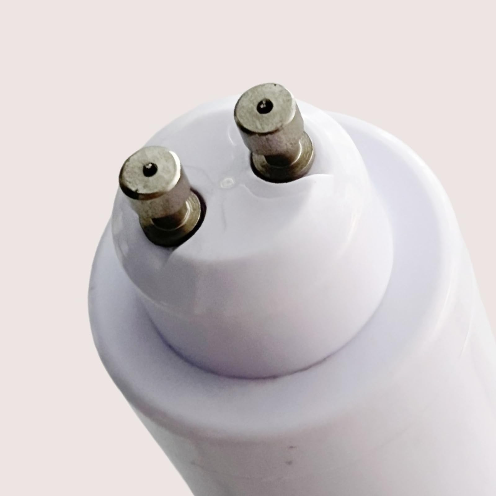 Adaptateur convertisseur GU10 vers E27 – Douille d'ampoule LED pour usage domestique Base à visser pour une installation facile Compatible avec diverses ampoules LED Solution d'éclairage idéale
