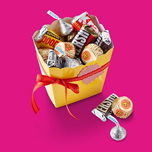 Image of HERSHEY'S and REESE'S Assorted Chocolate Flavored Candy Party Pack, 35 oz (Pack of 9)