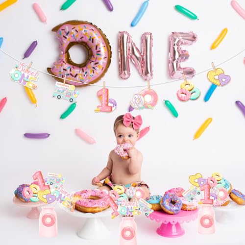 Fête Sweet One réussie avec 24 pics de table donut pour éviter une décoration banale