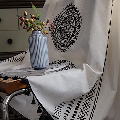 Rideaux en coton à pompons pour une chambre rustique et douce