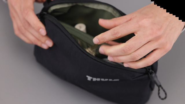 Amazon.com: Thule Paramount Crossbody 2L - Crossbody for