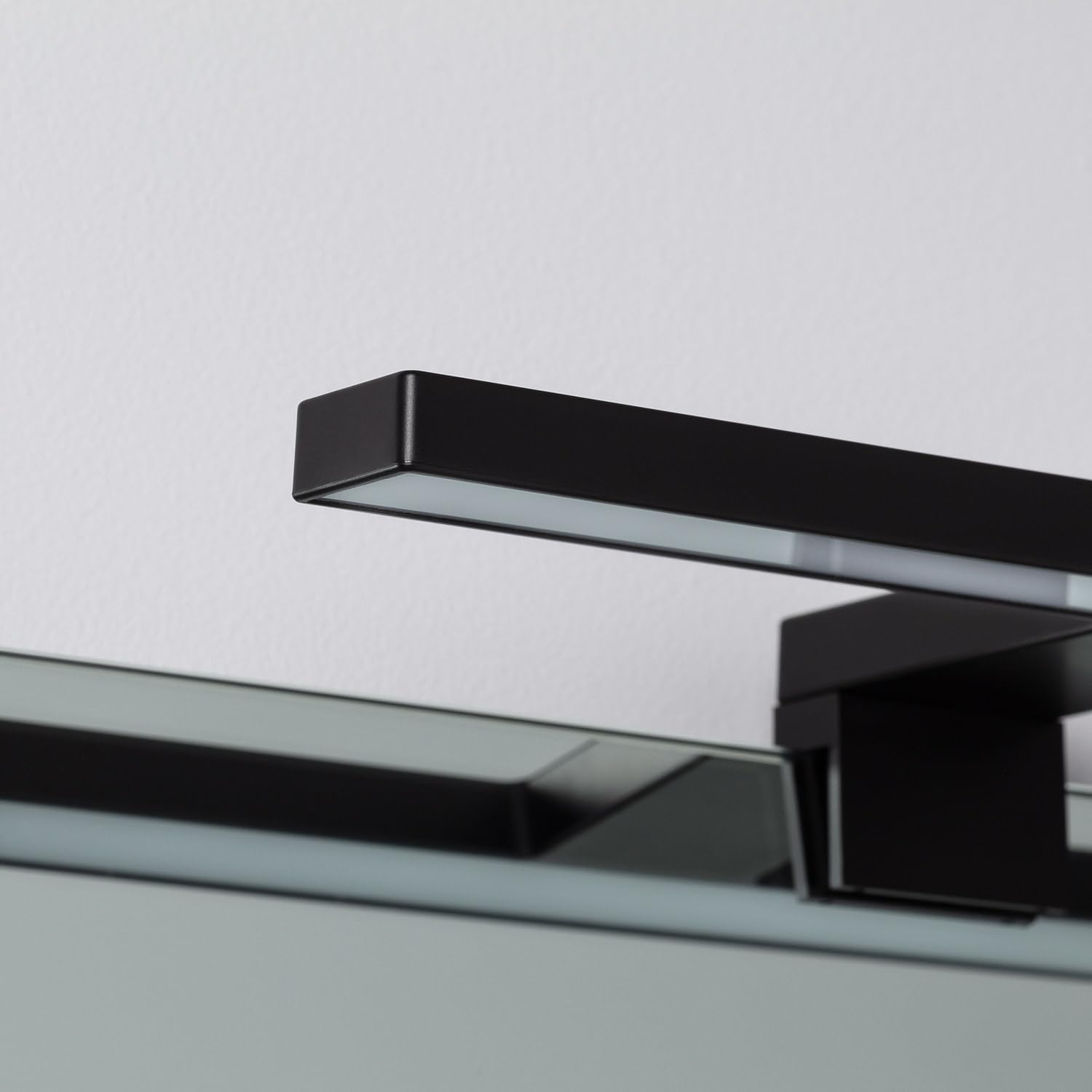 LEDKIA LIGHTING Aplique LED para Espejo de Baño Carl 5 W 6000 K Blanco Frío | Negro | Instalación sobre espejo para iluminación frontal uniforme en lavabos y aseos