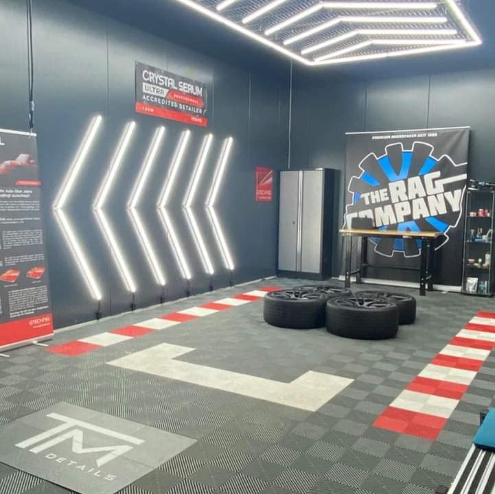 Oświetlenie LED Sufit Ściana Nowoczesny Design Detailing Gummistyczne Nadwozie Samochodowe Salon Piękności Warsztat Polerowanie Samochodów