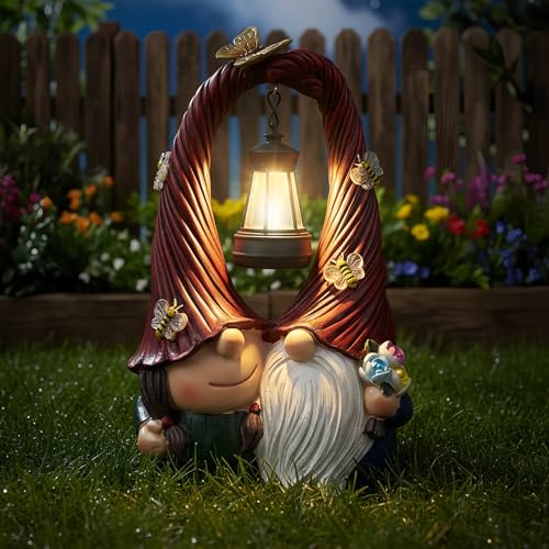Gnomos de jardín con luz solar para decorar patios y terrazas con encanto