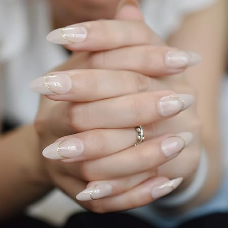 Amazon 偽の爪エレガンスベージュ偽の爪ナチュラルミディアムスティレットフレンチフィンガーネイルゴールドスマイルラインデザインマニキュアのヒント ネイルチップ 通販