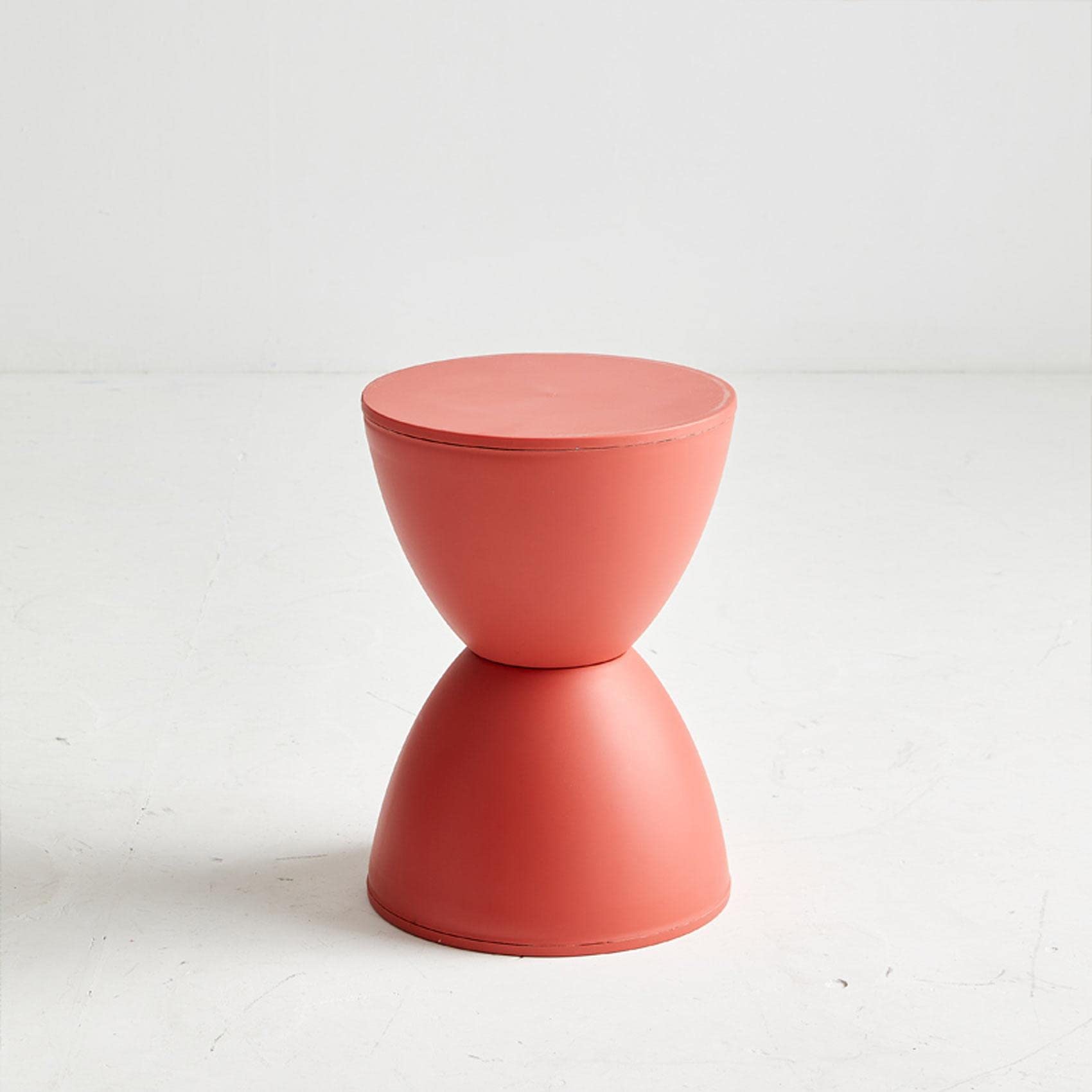 Tabouret de toilette rouge pour optimiser l'espace du salon