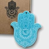 adornos color turquesa La mano de Fátima brinda a quien la recibe paciencia, fertilidad y fidelidad. Y protege a quien la porta contra las catástrofes naturales o enfermedades. Incluso se dice que despeja el camino a quienes la utilizan, por eso es el regalo perfecto para amigos o familiares, ideal como regalos para casa nueva, y para facilitártelo, se entrega con un packaging listo para regalar.