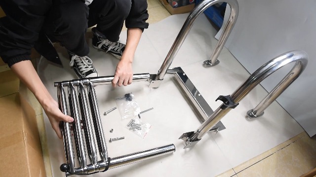 Amarine Made Scala Telescopica Pieghevole Per Barche A 4 Gradini, Acciaio Inox 316, Capacità 181 Kg
