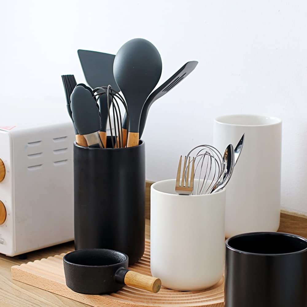 KITEISCAT Portautensili Da Cucina In Ceramica Nera Con Base In Legno Di Acacia – Capacità 17+ Utensili - 3