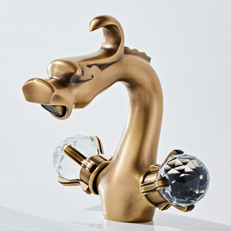 Robinet de lavabo doré et cristal pour une salle de bains moderne et lumineuse
