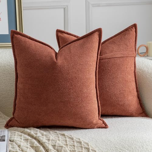 La scelta migliore se stai cercando quella sofficità lussuosa che il chenille può offrire. Il design del bordo con nervature aggiunge anche più stile al cuscino.